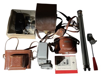 Lot 537 - A small quantity of assorted vintage cameras...