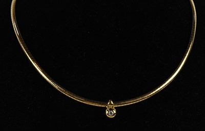 Lot 1456 - An 18ct yellow gold semi-rigid choker necklace,...