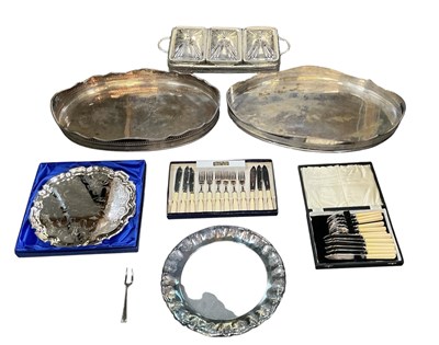 Lot 1085 - A quantity of assorted silver plated items,...