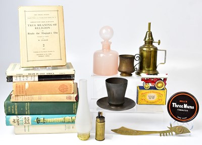Lot 276 - A group of collectibles, to include a pale...