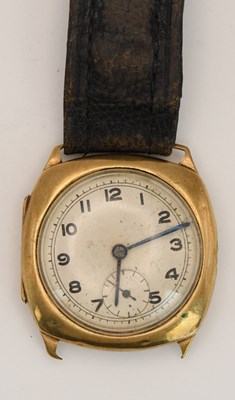 Lot 1813 - A vintage 9ct yellow gold gentleman's...