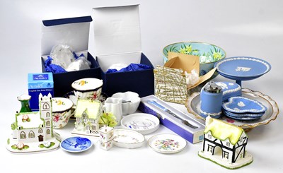 Lot 139 - A collection of ceramics including two boxed...