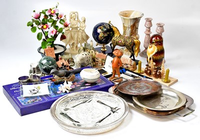 Lot 218 - Collectibles to include David Winter cottages,...