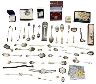 Lot 1588 - A small quantity of assorted costume jewellery,...