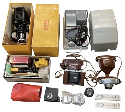 Lot 538 - A quantity of assorted vintage cameras and...
