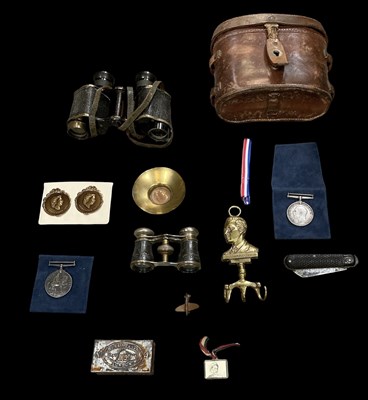 Lot 516 - A collection of assorted military items,...