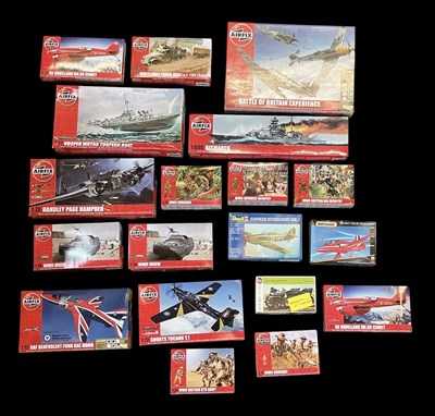 Lot 722 - AIRFIX; approximately nineteen boxed scale...