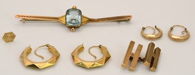Lot 1336 - A quantity of 9ct yellow gold and yellow metal...