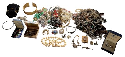 Lot 1563 - A large quantity of assorted costume jewellery,...