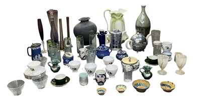 Lot 800 - A quantity of assorted sundry ceramics and...