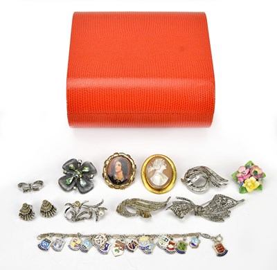 Lot 610 - A small collection of assorted costume...