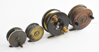 Lot 722 - A wooden and brass 4 inch starback reel with...