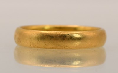 Lot 1375 - A 22ct band ring, size O, approx 3.75g.