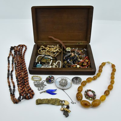 Lot 1582 - Various items of vintage and antique costume...