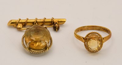 Lot 1525 - A 9ct bright yellow gold bar brooch, with rope...
