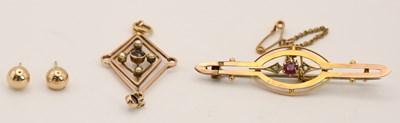 Lot 1348 - An unmarked yellow metal Victorian bar brooch...