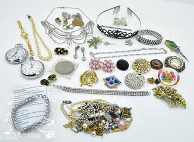 Lot 1583 - A quantity of modern, vintage and antique...