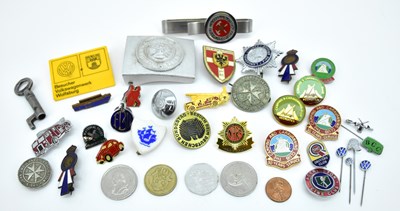 Lot 478 - A collection of various badges including...