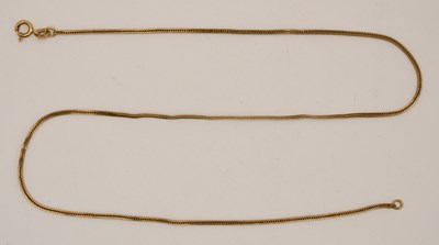 Lot 1486 - A 9ct yellow gold dainty herringbone pattern...