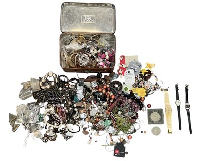 Lot 1565 - A quantity of assorted costume jewellery...