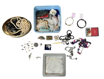 Lot 1574 - A small quantity of assorted vintage costume...