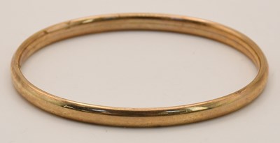 Lot 1555 - A 9ct yellow gold bangle, diameter 6cm, approx...