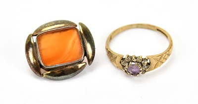 Lot 590 - A 9ct yellow gold dress ring, set with clear...
