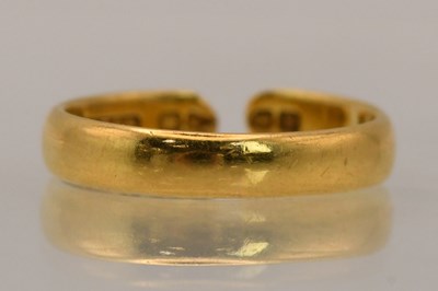Lot 1377 - A 22ct yellow gold band ring, approx size L...