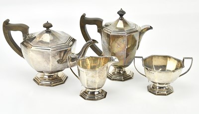 Lot 502 - BARKER BROTHERS SILVER LTD; an Elizabeth II...