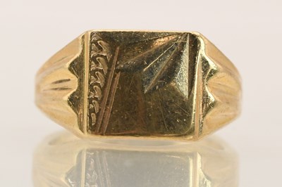 Lot 1381 - A 9ct yellow gold signet ring, with sunburst...