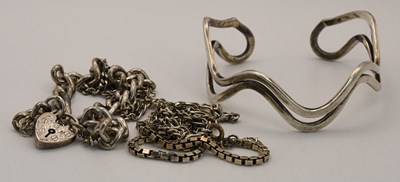 Lot 1571 - Five items of silver jewellery comprising a...