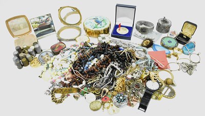 Lot 1593 - Various items of modern and vintage costume...