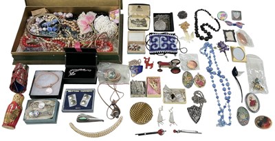 Lot 1570 - A small quantity of assorted costume jewellery...