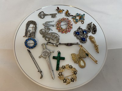 Lot 594 - A quantity of silver and costume jewellery...