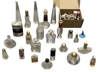 Lot 662 - A collection of approximately twenty vintage...