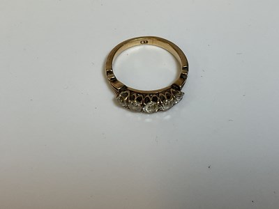 Lot 554 - An 18ct yellow gold and graduated five stone...