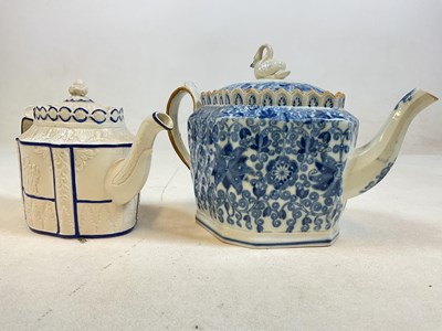 Lot 264 - A 19th century pearlware teapot, attributed to...