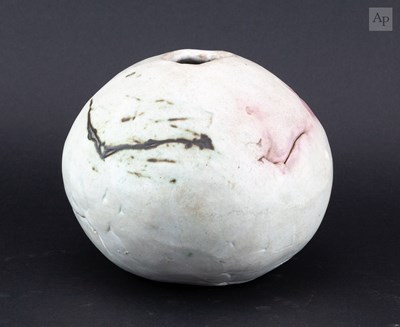 Lot 238 - GORDON BALDWIN (1932-2025); a globular...