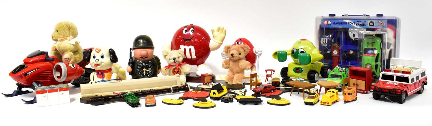 Lot 304 - A collection of vintage and retro toys