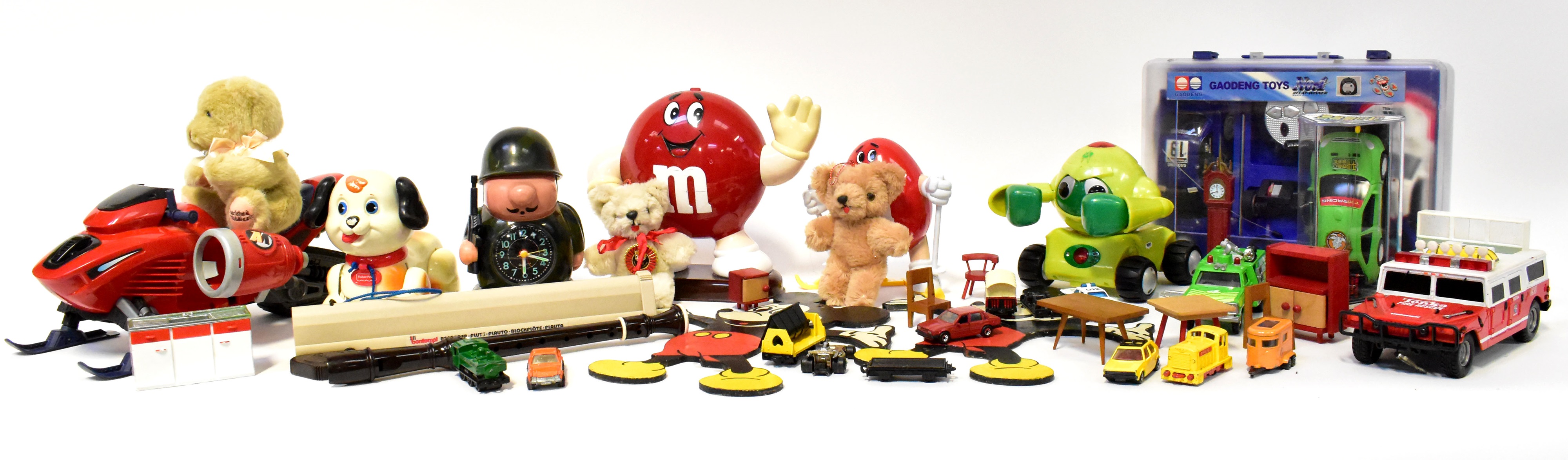 Lot 304 - A collection of vintage and retro toys