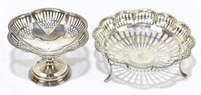 Lot 1097 - SYNYER & BEDDOES; a George V hallmarked silver...