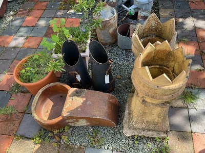 Lot 105 - A selection of assorted garden related items,...