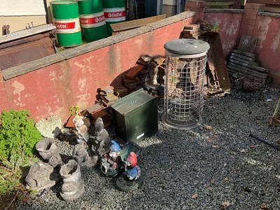Lot 115 - A selection of garden related items, including...