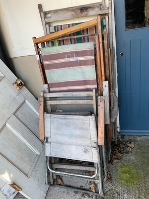 Lot 125 - A selection of vintage deck chairs.