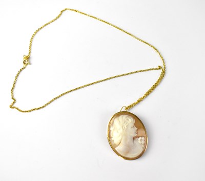 Lot 981 - A carved cameo shell depicting the head and shoulders of a lady