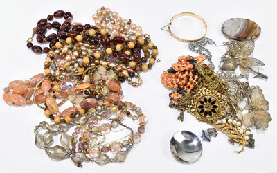 Lot 1276 - A collection of assorted costume jewellery