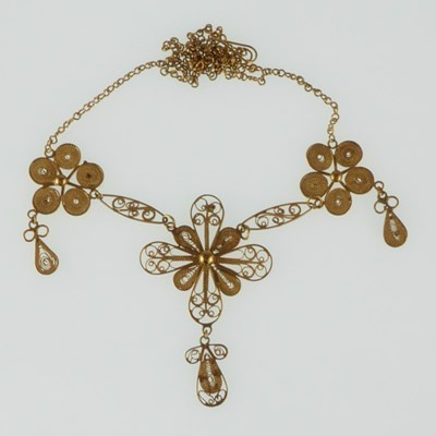 Lot 1258 - An Indian yellow metal necklace with three...