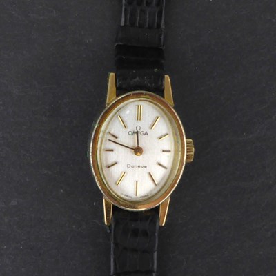Lot 1404 - OMEGA; a ladies' vintage gold plated...
