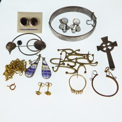 Lot 1303 - Various items of 9ct gold jewellery to include...