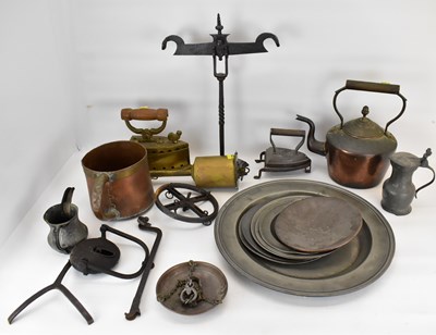 Lot 472 - Various items of metalware to include a...